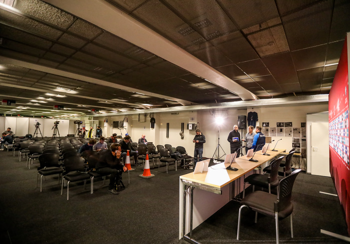 Nýja herbergið fyrir fréttamannafundina. Keilurnar má sjá í miðjum salnum.