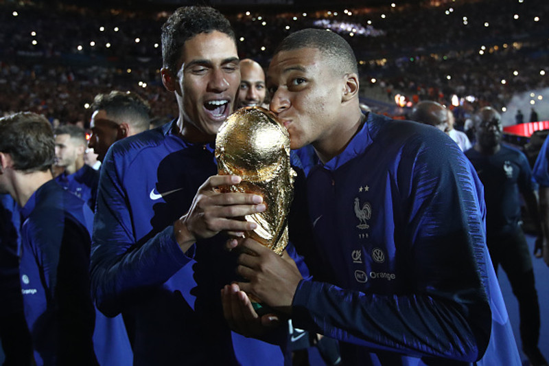 Varane leggur skóna á hilluna (Staðfest)