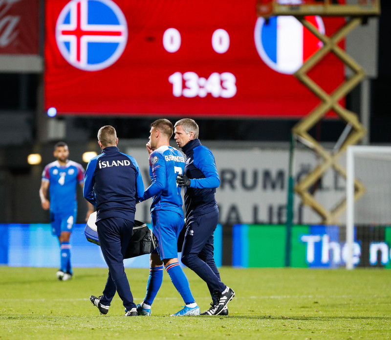 Jóhann Berg fór meiddur af velli eftir 13 mínútur