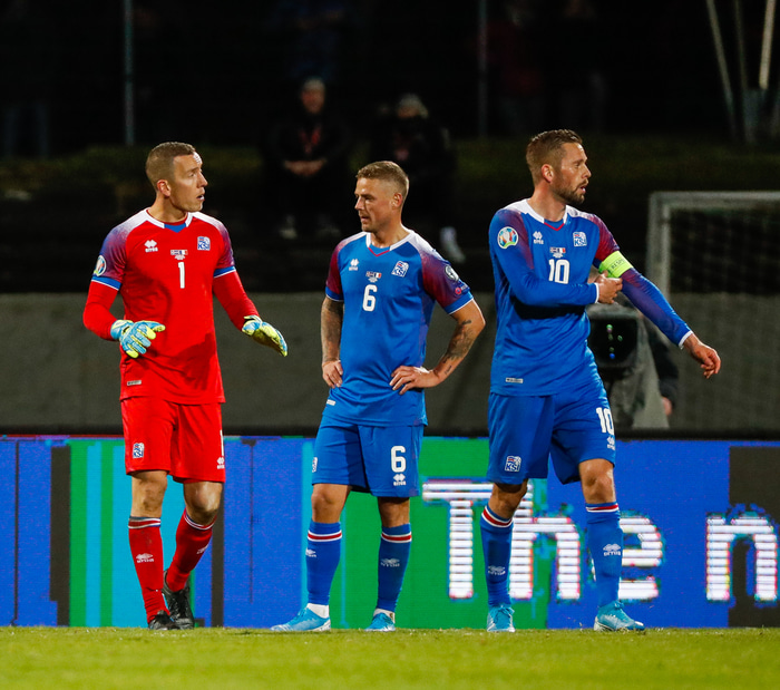 Hannes ræðir við Ragga í kvöld.