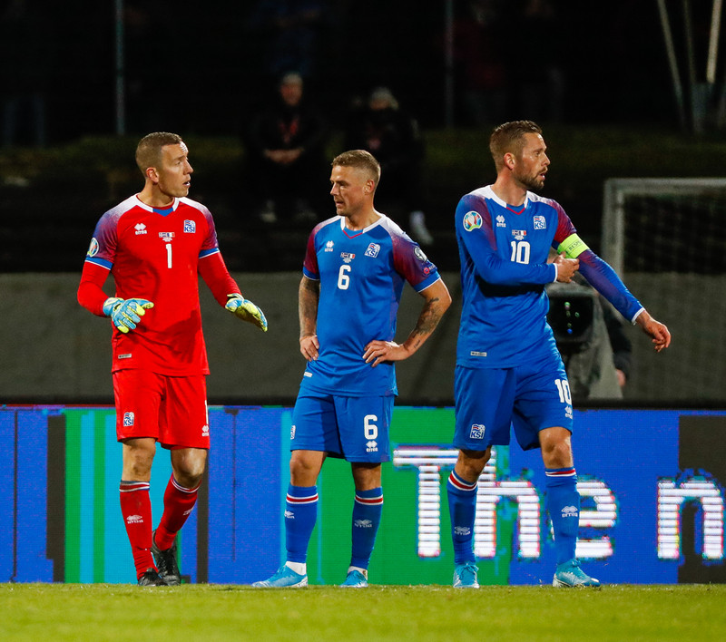 Hannes ræðir við Ragga í kvöld.