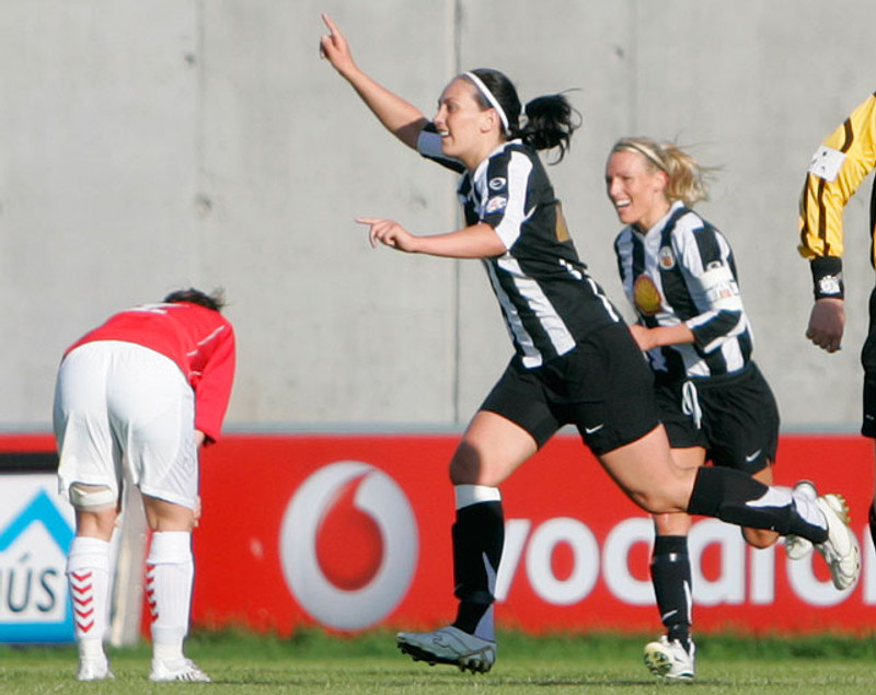 Hólmfríður Magnúsdóttir skoraði þrennu í bikarúrslitunum 2008, Hrefna Huld sem er fyrir aftan hana á myndinni skoraði fjórða mark KR. Sif segist aldrei gleyma tilfinningunni sem fylgdi því að tapa leiknum.