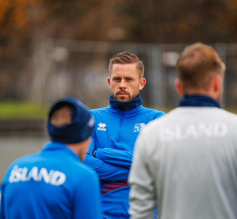 Gylfi Þór Sigurðsson, fyrirliði Íslands í þessu verkefni, á æfingu fyrr í dag.