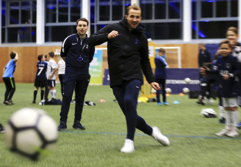 Jack Allen stendur hér að baki Harry Kane.