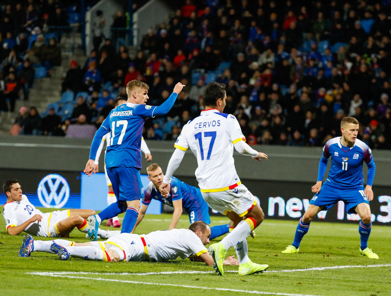 Arnór að skora mark sitt í kvöld