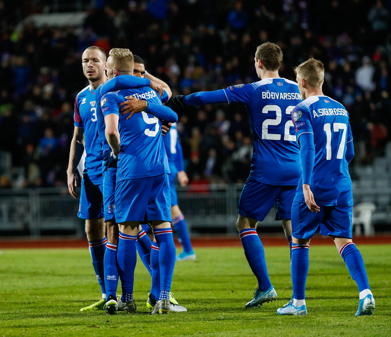 Fundur hjá UEFA á þriðjudaginn - EM frestað?