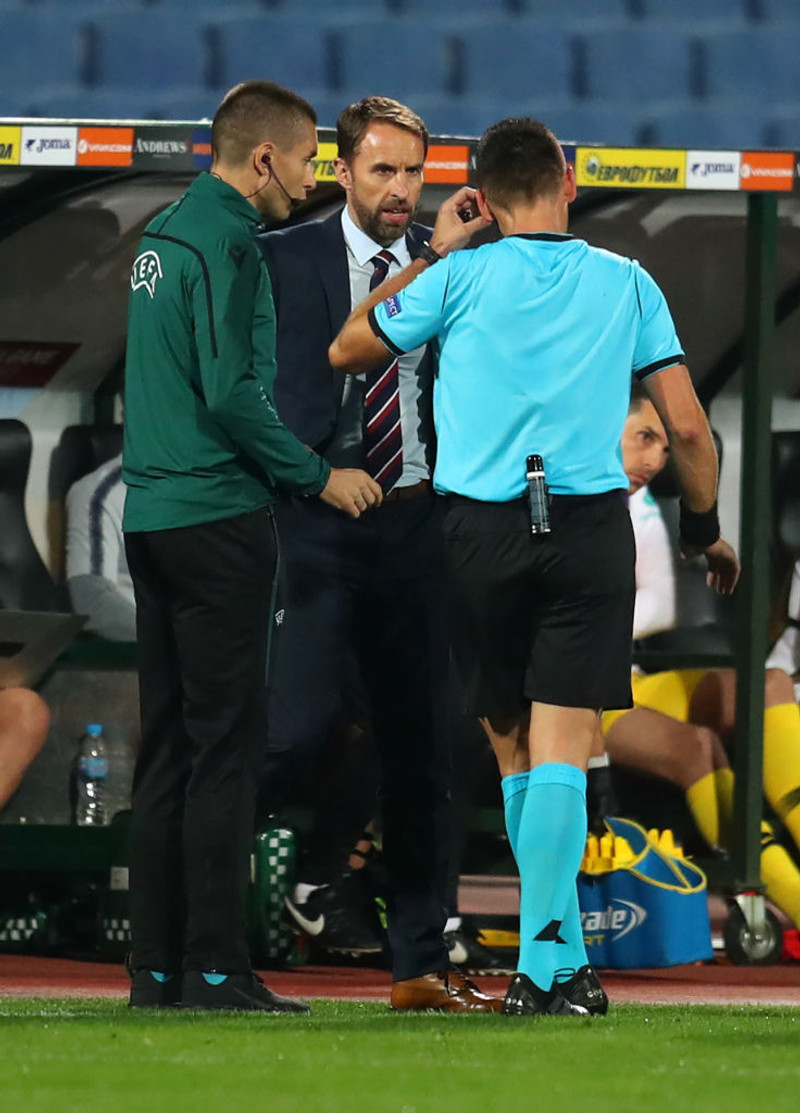 Gareth Southgate ræðir við dómarann og fjórða dómarann