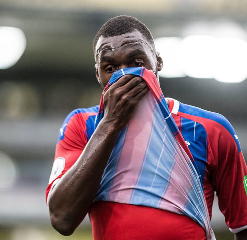 Benteke hefur lítið skorað en fær samt nýjan samning.