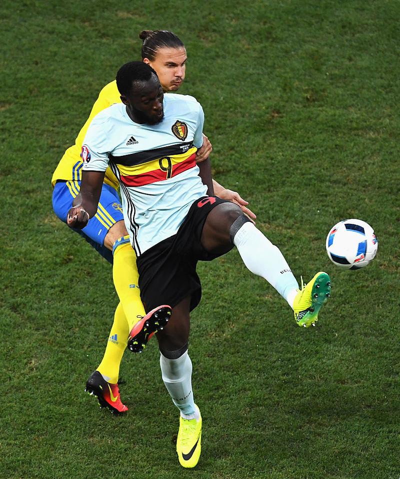 Zlatan í baráttu við Lukaku í landsleik árið 2016.