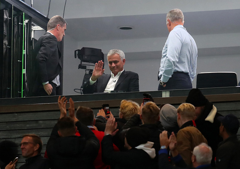 Mourinho heilsar.