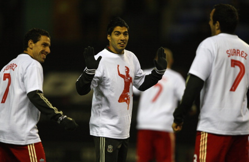 Suarez og aðrir leikmenn Liverpool í bolnum í upphitun fyrir leikinn árið 2011. Suarez var degi áður dæmdur í átta leikja bann en það hafði ekki tekið gildi í þessum leik.