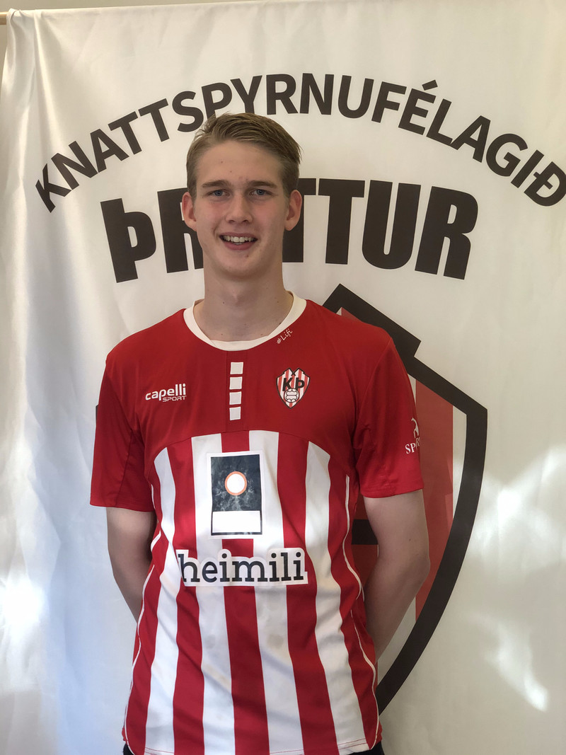 Guðmundur Axel er, eins og glöggir taka eftir, hávaxinn.