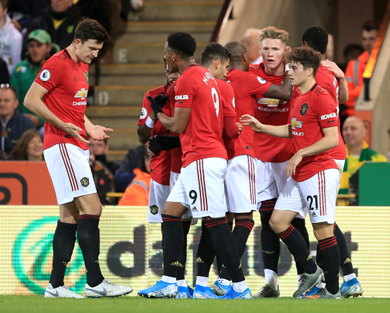 Manchester United fagnar marki um helgina.