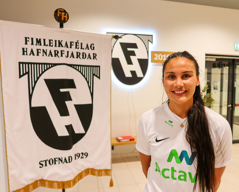 Sigríður Lára eftir undirskrfitina hjá FH í dag.