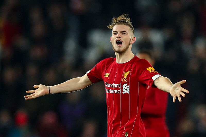 Harvey Elliott skrifar undir fyrsta atvinnumannasamning hjá Liverpool