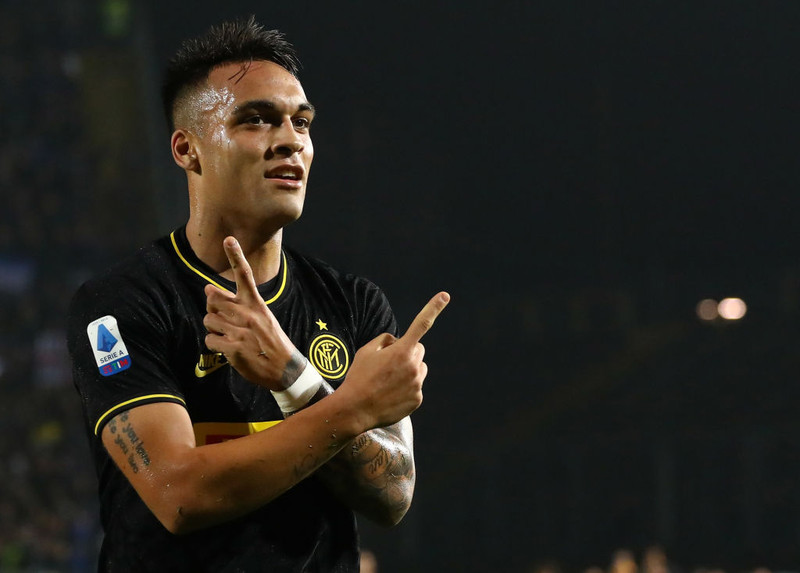 Lautaro Martínez skoraði bæði mörk Inter í sigri á Spal.