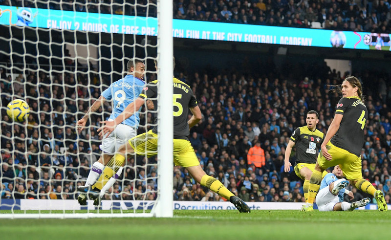 Kyle Walker stýrði fyrirgjöf Angelino í netið.
