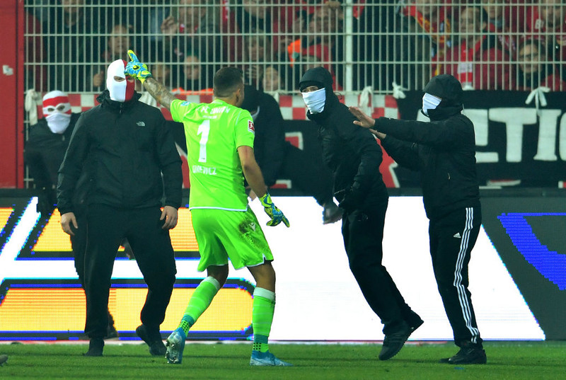 Leikmenn Union Berlin þurftu að stöðva bullur að leikslokum