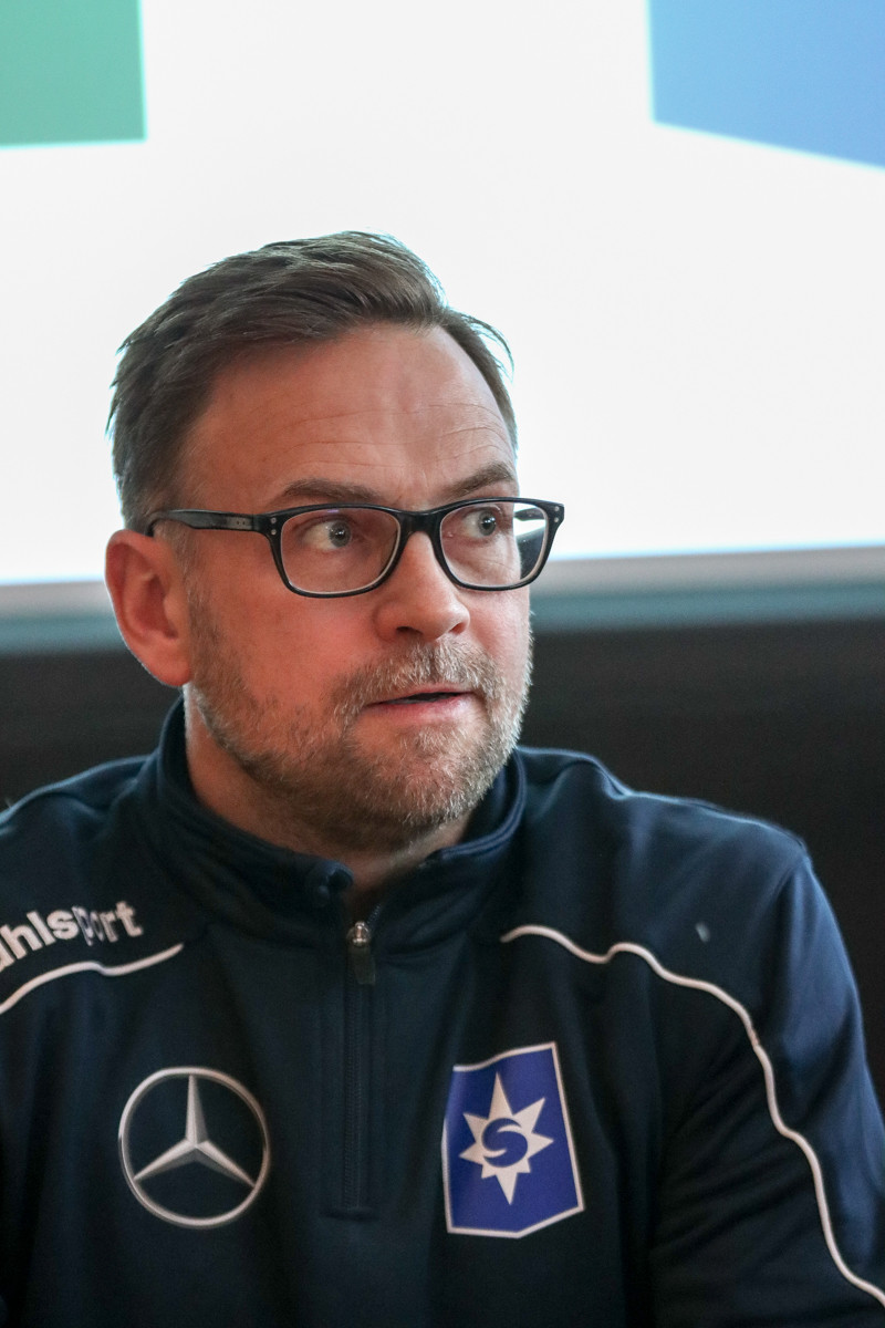 Rúnar Páll Sigmundsson á fréttamannafundi í dag.