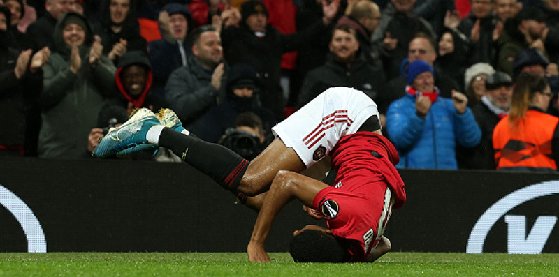 Rashford fagnar marki sínu í kvöld. Fagnið gekk ekkert alltof vel.