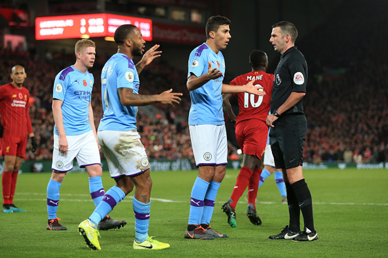 Leikmenn Man City ræða við Michael Oliver.