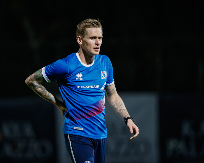 Mun Ari spila á kantinum?