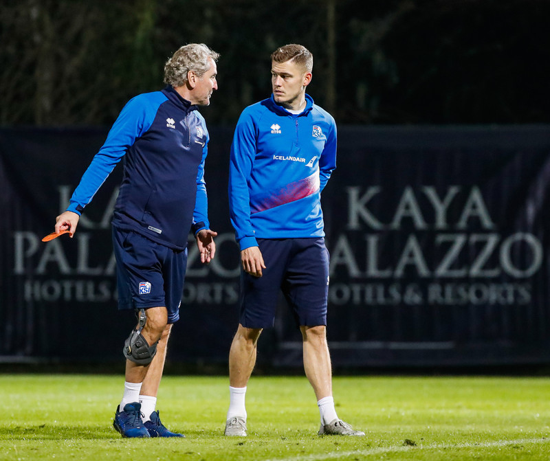 Erik Hamren spjallar við Alfreð Finnbogason.