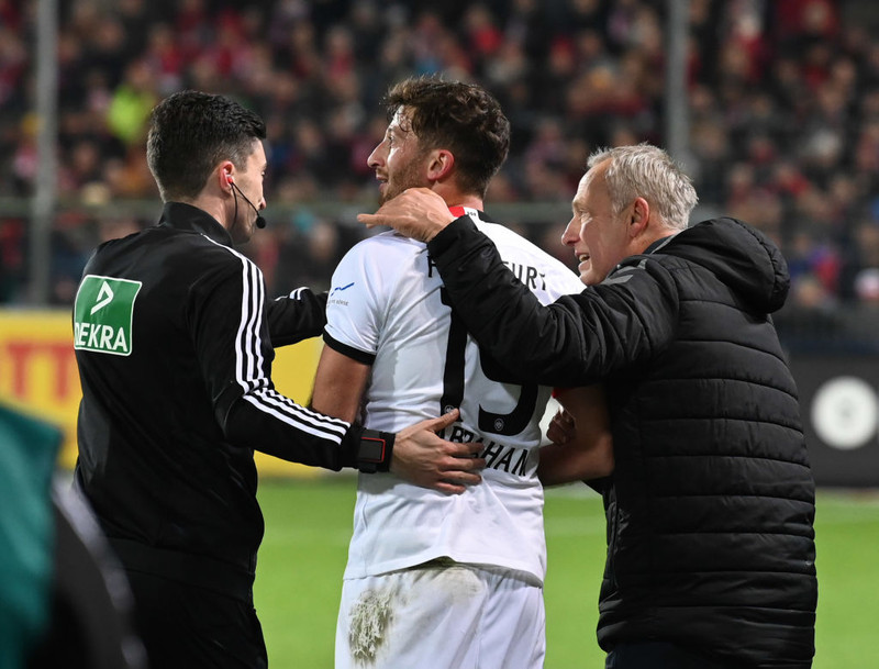 David Abraham og Christian Streich nokkrum andartökum eftir atvikið