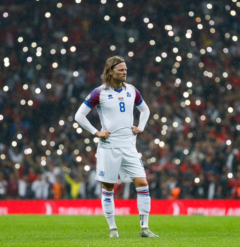 Birkir Bjarnason í leiknum gegn Tyrklandi í kvöld.