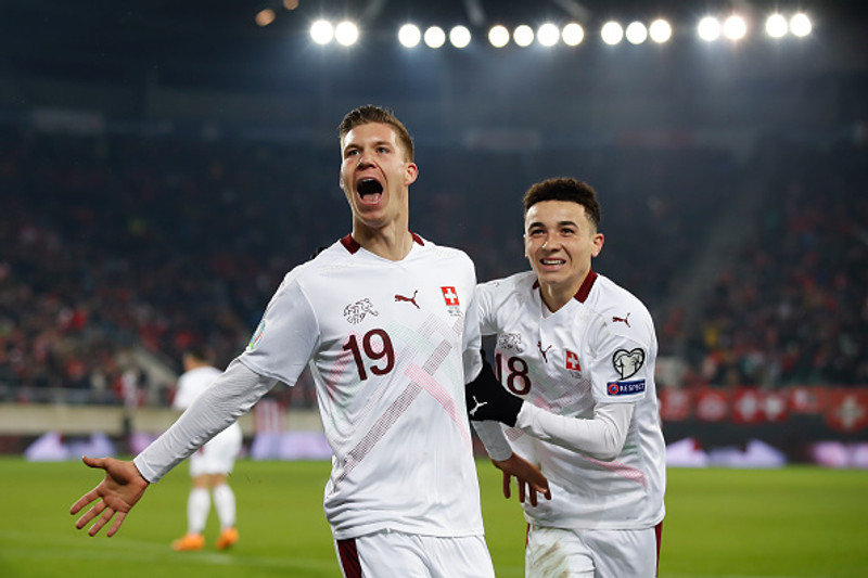 Cedric Itten fagnar marki sínu.