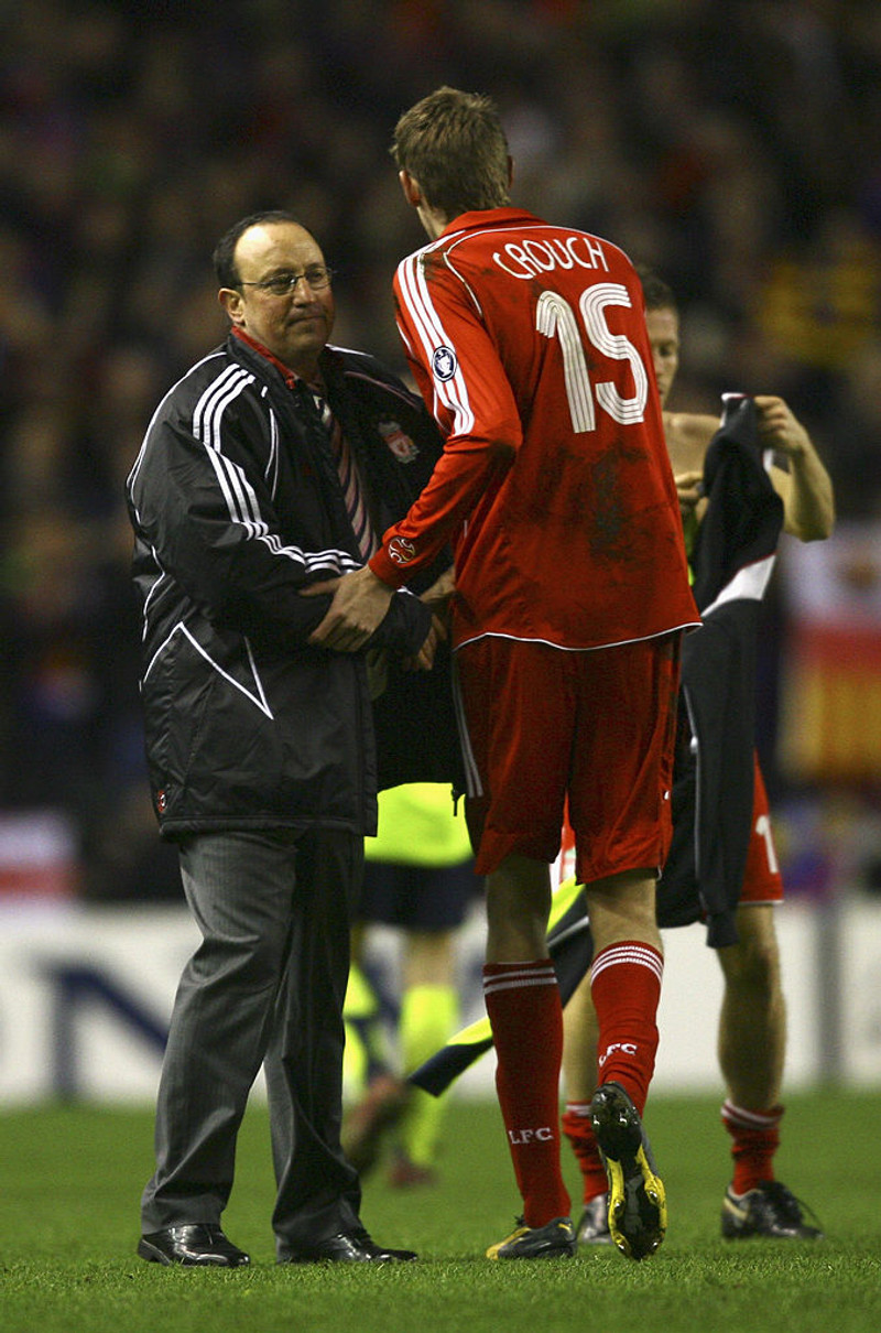 Peter Crouch eftir leik Liverpool og Barcelona á Nývangi árið 2007. Crouch tekur hér í hendi Rafa Benitez.
