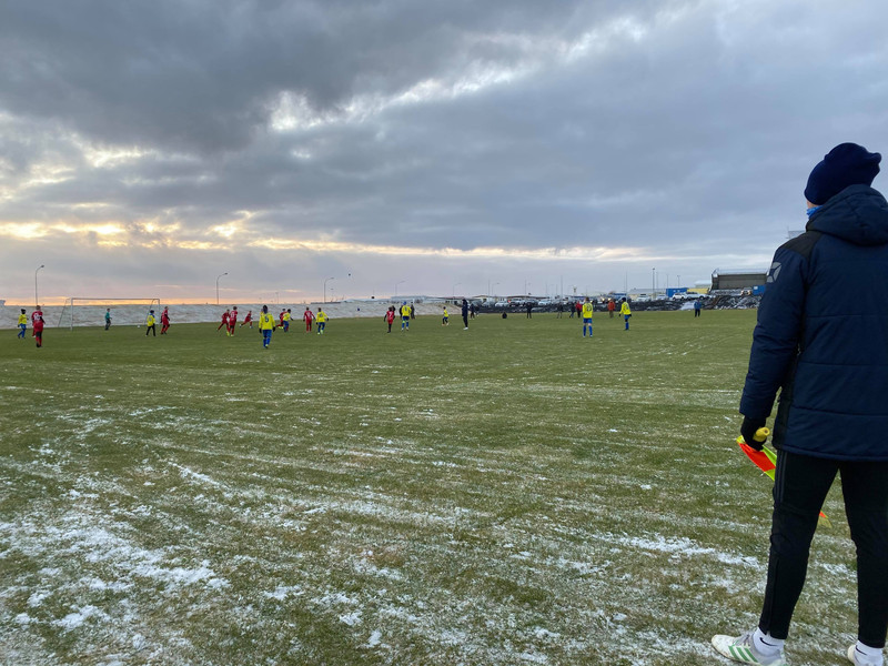 Áfram spilað á grasi í Grindavík - Snjórinn stoppar menn ekki