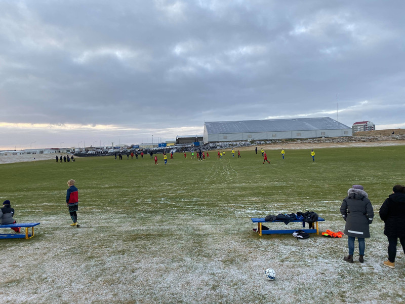 Áfram spilað á grasi í Grindavík - Snjórinn stoppar menn ekki