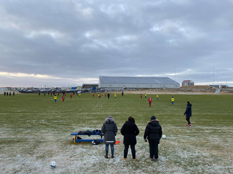 Áfram spilað á grasi í Grindavík - Snjórinn stoppar menn ekki