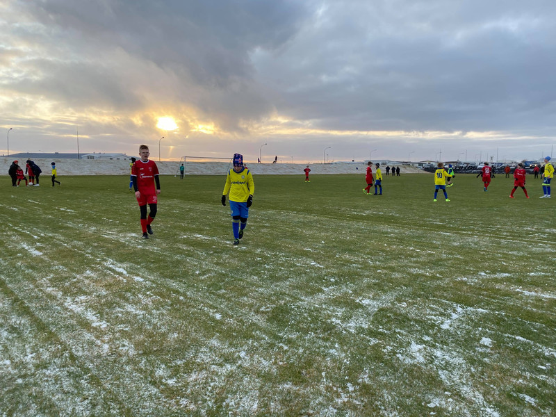 Áfram spilað á grasi í Grindavík - Snjórinn stoppar menn ekki
