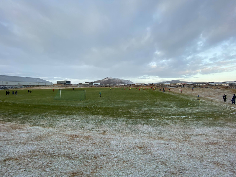 Áfram spilað á grasi í Grindavík - Snjórinn stoppar menn ekki
