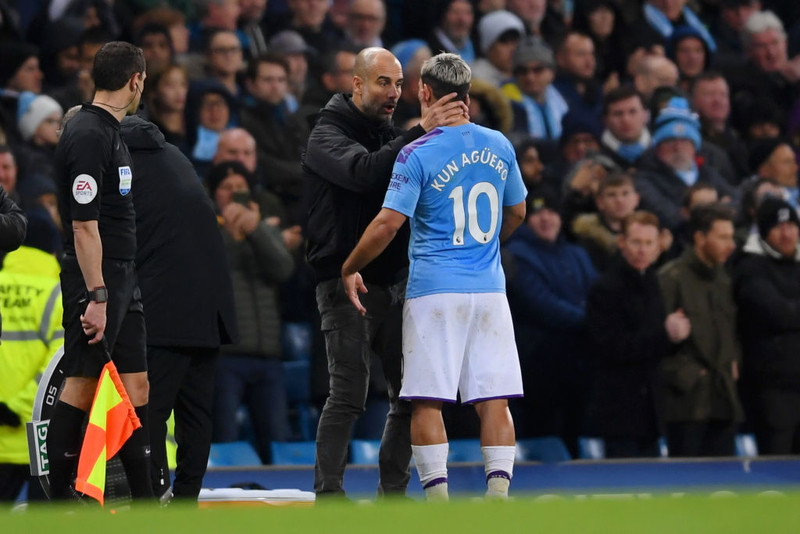 Myndband: Átti Aguero að fá rautt gegn Arsenal? - Snerti aðstoðardómarann