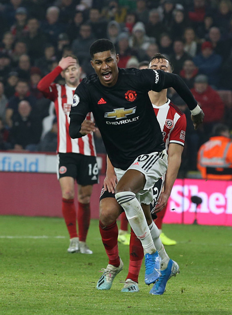 Rashford fagnar marki sínu.