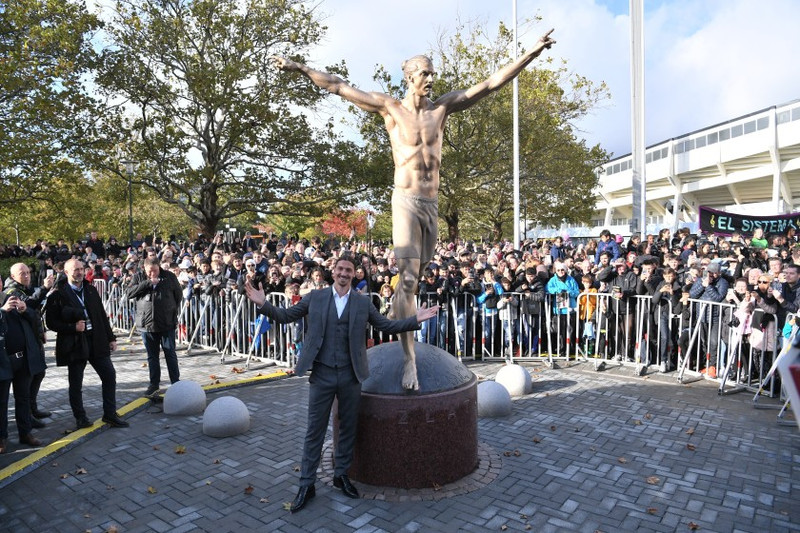 Það er stytta af Zlatan fyrir utan heimavöll Malmö.