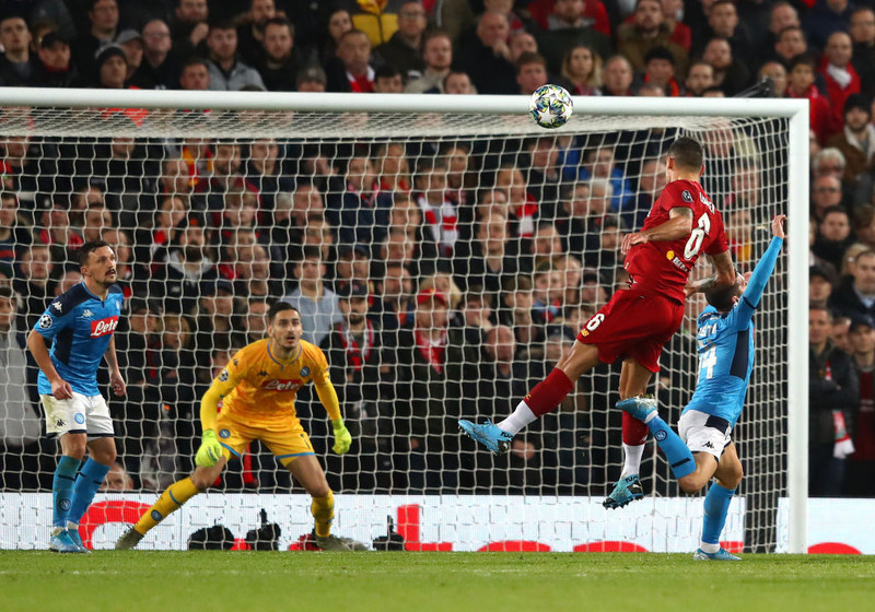 Dejan Lovren skallar í átt að marki.