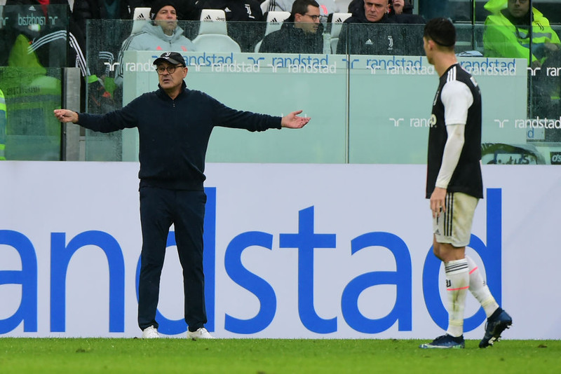 Maurizio Sarri pirraður á hliðarlínunni.