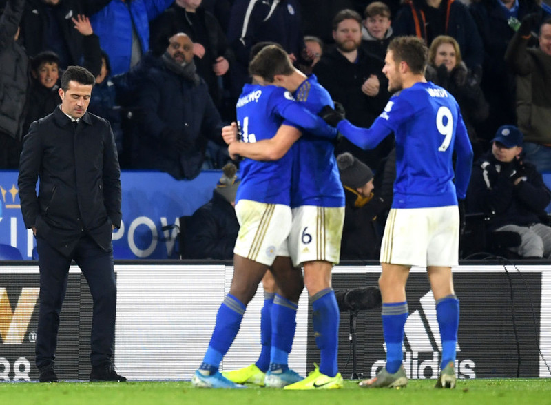 Leikmenn Leicester fagna sigurmarkinu, Marco Silva svekktur á hliðarlínunni.