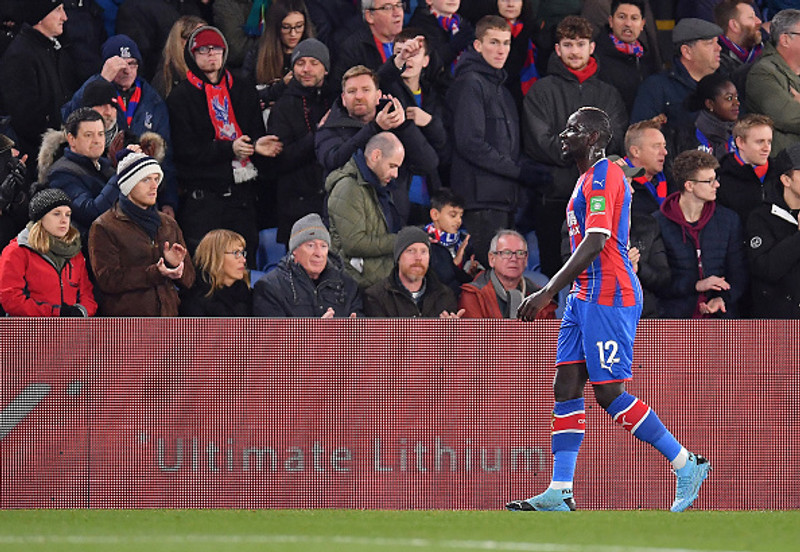 Sakho kom inn í lið Palace, en var rekinn af velli eftir aðeins 19 mínútur. Þrátt fyrir það vann Palace leikinn.