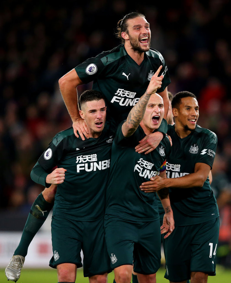 Andy Carroll glaður ásamt liðsfélugum sínum.