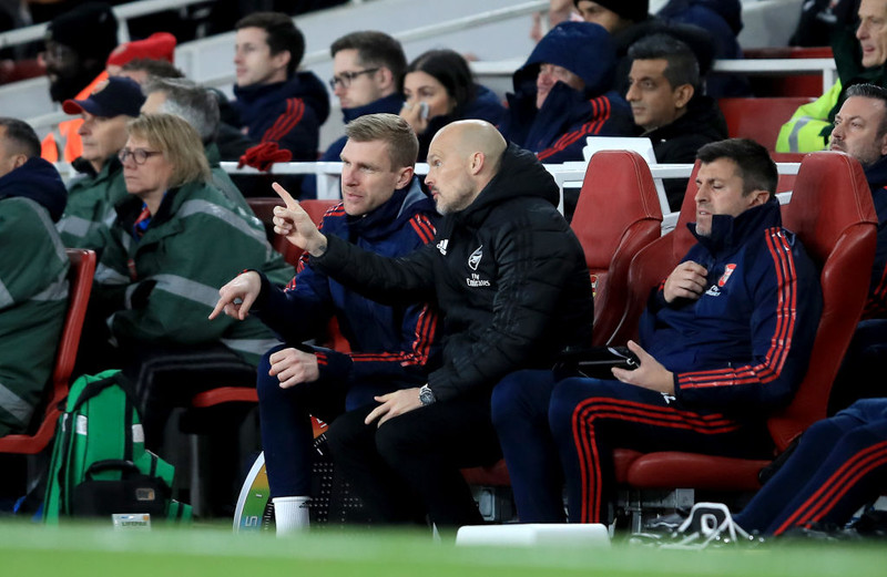 Ljungberg, tímabundinn stjóri Arsenal, ræðir við aðstoðarmann sinn, Per Mertesacker, á fimmtudag.