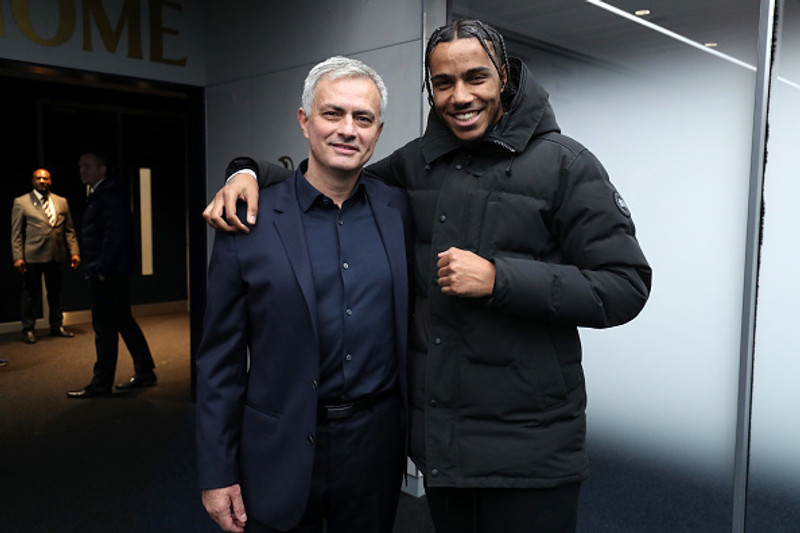 Mourinho með tónlistarmanninum AJ Tracey eftir leik.