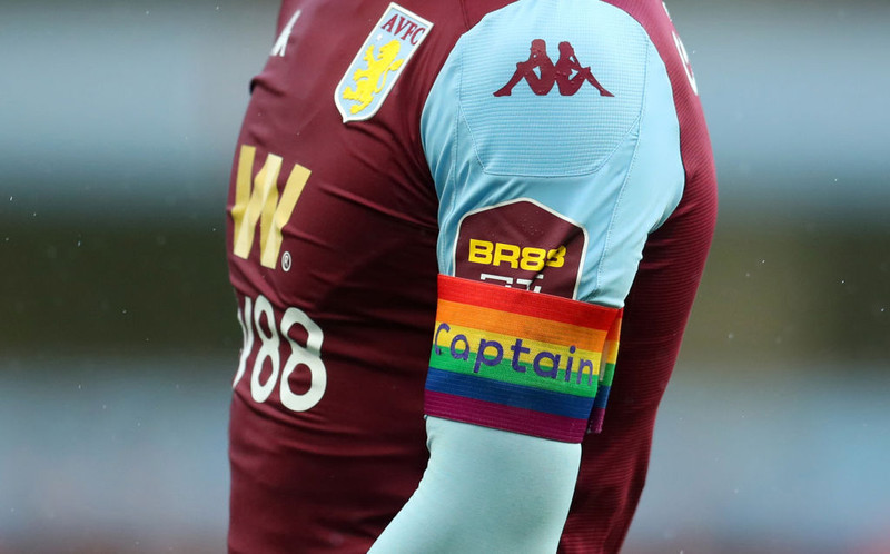 Fyrirliði Aston Villa með regnbogalitað band.