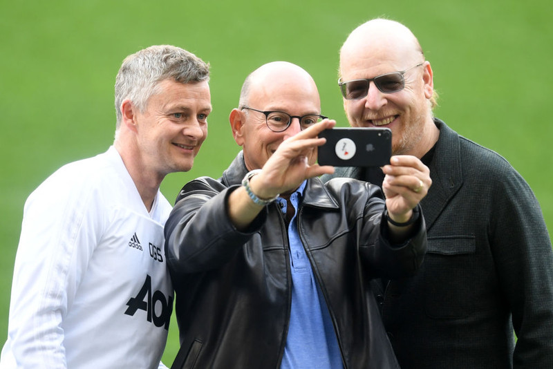 Solskjær ásamt Avram og Joel Glazer.