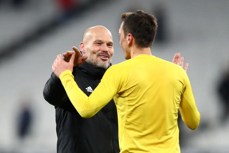 Ljungberg skipti Mesut Özil útaf gegn Man City og fékk hann baul frá stuðningsmönnum Arsenal að launum fyrir slakan leik.