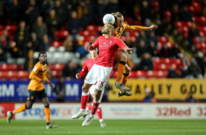 Tom Evans (Hull) í baráttunni við Darren Pratley (Charlton) í kvöld.